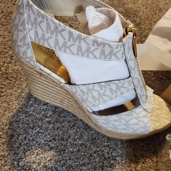 Michael Kors platform sandals - Picture 2 of 5